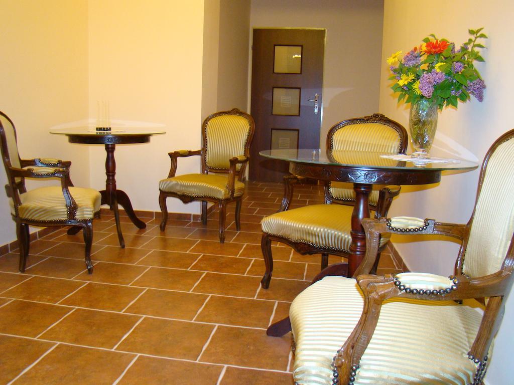 Hotel Polonia Намыслув Экстерьер фото