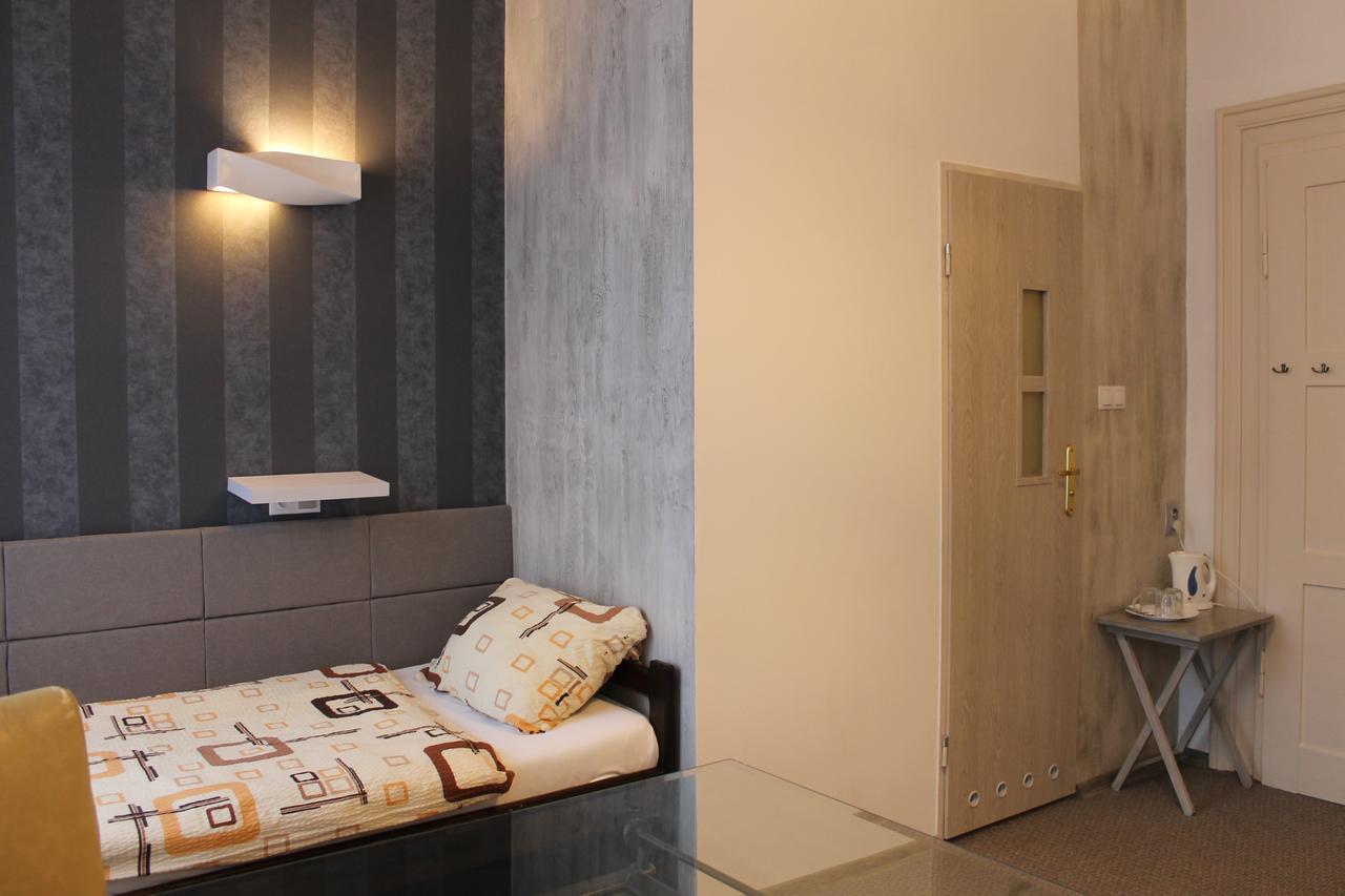 Hotel Polonia Намыслув Экстерьер фото